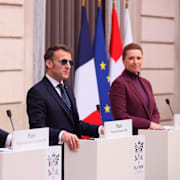 Från vänster: Grönlands premiärminister Jens-Frederik Nielsen, Frankrikes president Emmanuel Macron och Danmarks statsminister Mette Frederiksen.