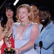 Sarah Snook glädjs åt att tv-serien ”Succession” vinner för bästa dramaserie.