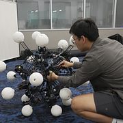 Doktoranden Jiaxun Liu arbetar med den sjöborreformade roboten Argus.