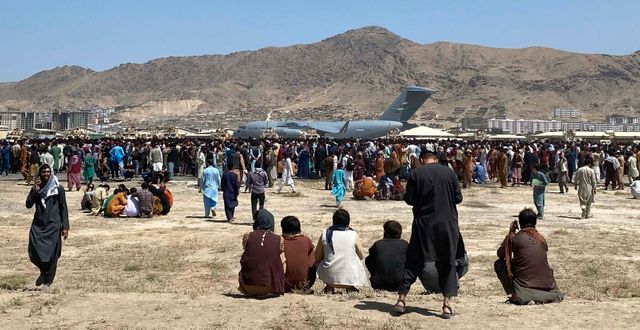 Stora folksamlingar utanför flygplasten i Kabul.  Shekib Rahmani / TT NYHETSBYRÅN