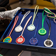 Kö till Swatch-butik/Royal Pop-kollektionen.