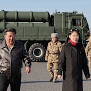 Kim Jong-Un och hans dotter och förmodade arvtagare, som antas heta Kim Ju-Ae, under ett kärnvapentest i januari 2026