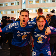 Gifspelarna Jesper Carström och Anton Eriksson firar med fansen på gatorna i Sundsvall. 