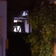 Porten till det flerfamiljshus som skadades vid en explosion i Gubbängen i södra Stockholm på tisdagskvällen.