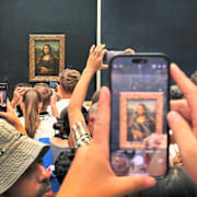 Turister fotar målningen Mona Lisa i Louvren.