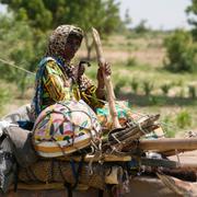 En medlem av nomadfolket Fulani rider på en åsna i Nigeria. Arkivbild. 