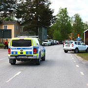 Polis och räddningstjänst koordinerar sökningsarbetet.