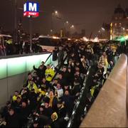 Polis eskorterar fans från Maccabi Tel Aviv.