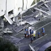 Räddningsarbetare vid köpcentret i Kashima.