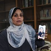 Hind Rajab håller en bild av sitt barnbarn, Hind Rajab, som dödades i Gaza i februari 2024.