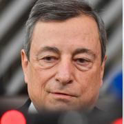 Italiens Mario Draghi till vänster. Tyska förbundskanslern Olaf Scholz med utrikesministern Annalena Baerbock och finansministern Christian Lindner.