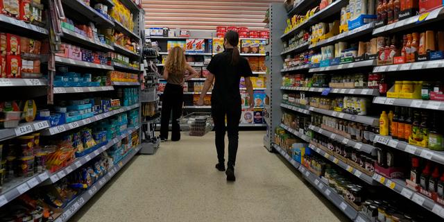Brittiska konsumenter i en matbutik. Frank Augstein / AP