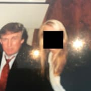 Bilder från de tidigare dokumenten som offentliggjorts. Jeffrey Epstein till vänster och Donald Trump till höger.