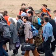 Skärmdump från video publicerad av ryska försvarsdepartementet. Armenier i Nagorno-Karabach på flykt från striderna. AP