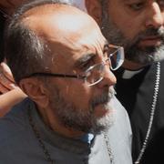 Ärkebiskop Mikael Ajapahyan (i glasögon i mitten) omgärdad av präster och anhängare i Echmiadzin, armenska apostoliska kyrkans säte utanför Jerevan, Armenien den 27 juni 2025. 