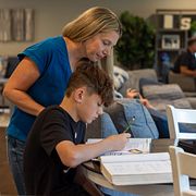 Ally Sobin hjälper sonen Jake, 11, med läxorna.