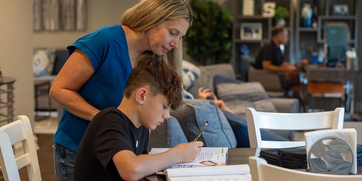 Ally Sobin hjälper sonen Jake, 11, med läxorna.