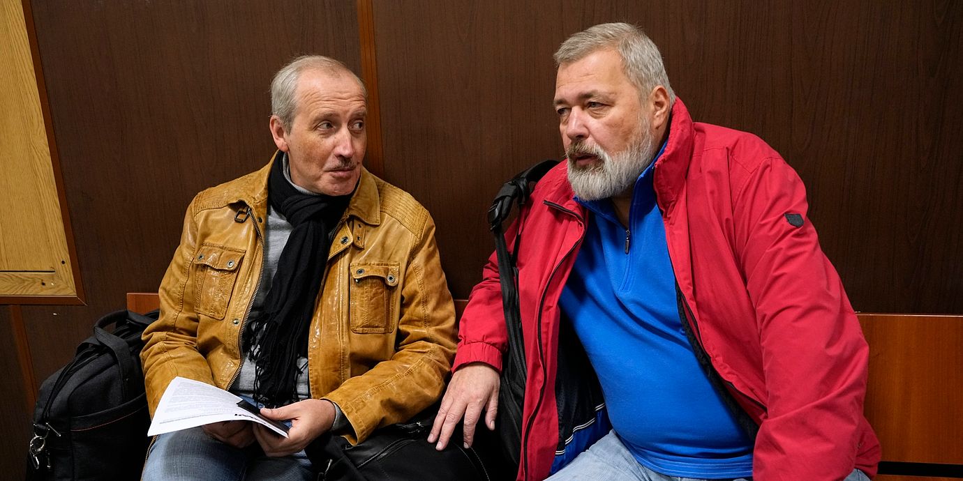 Sergej Sokolov (till vänster) tillsammans med Novaja Gazetas tidigare chefredaktör Dimitrij Muratov i september 2022.