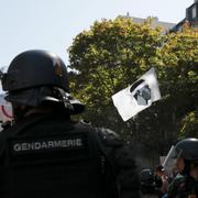 En korsikansk demonstrantflagga i Paris. Arkivbild. 