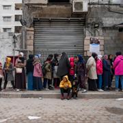 Människor i Gaza i kö för att köpa bröd.