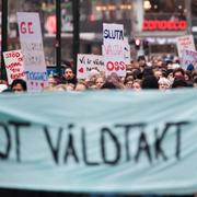 Hundratals demonstranter bakom parollen ”Mot våldtäkt” på väg mellan Stortorget och Triangeln i Malmö vid lördagens demonstration mot sexuellt våld.