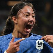 Frankrikes Selma Bacha och Wendie Renard jublar efter Frankrikes 2–1-mål.