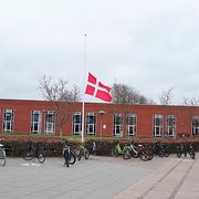 Flaggan vajar på halv stång utanför skolan i Hjallerup på tisdagen.