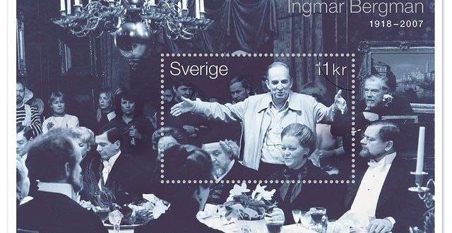 Frimärke med Ingmar Bergman under inspelningen av en scen från julmiddagen i filmen Fanny och Alexander. Arne Carlsson / TT NYHETSBYRÅN