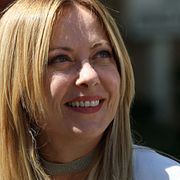Giorgia Meloni skriver historia. Dels som landets första kvinnliga premiärminister, och nu även den längst sittande.
