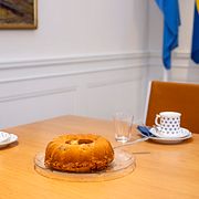 Talmannen Andreas Norlén bjöd på sockerkaka med blåbär
