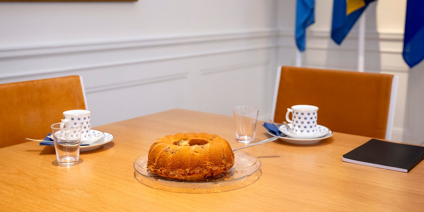 Talmannen Andreas Norlén bjöd på sockerkaka med blåbär