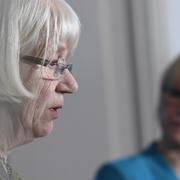 Utredaren Tone Tingsgård på en presskonferens med utrikesminister Margot Wallström (S) 