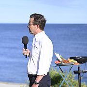 Ulf Kristersson intervjuas av SVT.