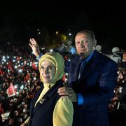 Recep Tayyip Erdogan tillsammans med sin fru Emine vinkar till supportrar i samband med att de första valresultaten offentliggjordes.