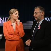 Ebba Busch (KD) samtalar med Muharrem Demirok (C) i studion efter SVT Agendas partiledardebatt i TV-huset. 