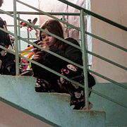 Människor tar skydd undan en tidigare rysk attack i Kyiv, Ukraina den 16 april 2026. 