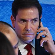 Vänster: Demonstranter kräver fria demokratiska val i april 2026. En kvinna håller en skylt med texten ”Val nu och den här gången ska de inte stjäla det från oss”. Till höger: USA:s utrikesminister Marco Rubio (arkivbild)