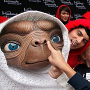 Barn petar på en vaxdocka av ET på en utställning på Madame Tussauds i Los Angeles. Arkivbild.