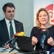 Ibrahim Baylan och Magdalena Andersson på presskonferensen.