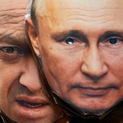 Illustrationsbild. Masker föreställande Jevgenij Prigozjin och Vladimir Putin.