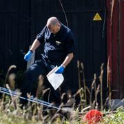 Polisens tekniker på plats vid gården utanför Hörby kommun i samband med fyndet av benresterna.