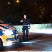 Polisen spärrar av på Ramels väg på Rosengård i Malmö efter en skottlossning i samband med ett grovt rån. 