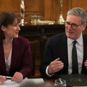 Storbritanniens premiärminister Keir Starmer (t. v.) och finansminister Rachel Reeves (t.h.). x