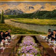 He Lifeng, till höger, under ett möte med senator Steve Daines i Peking i mars. 