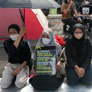 Demonstranter utanför parlamentet i Jakarta. 