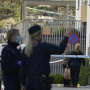 Polis undersöker platsen där en person har skjutits till döds  i Bredäng i Stockholm. Polisen uppger att personen har avlidit. 
