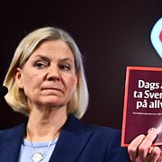 Magdalena Andersson (S) och Mikael Damberg (S) under pressträffen.