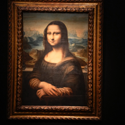 Besökare framför Mona Lisa / en kopia av Mona Lisa