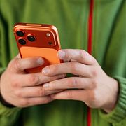Illustrationsbild, en person som använder Iphone 17.