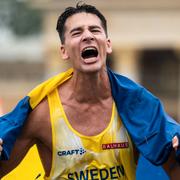 Perseus Karlström jublar efter silvermedaljen.